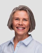 portrettbilde av kvinne med halvlagt hår foran hvit bakgrunn